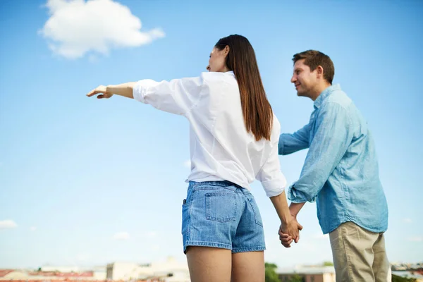 Pareja Joven Despreocupada Ropa Casual Pie Techo Del Edificio Mirando —  Fotos de Stock