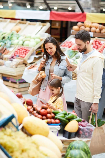Positive Young Family Standing Food Shelves Using Online Shopping App — Stock Photo, Image