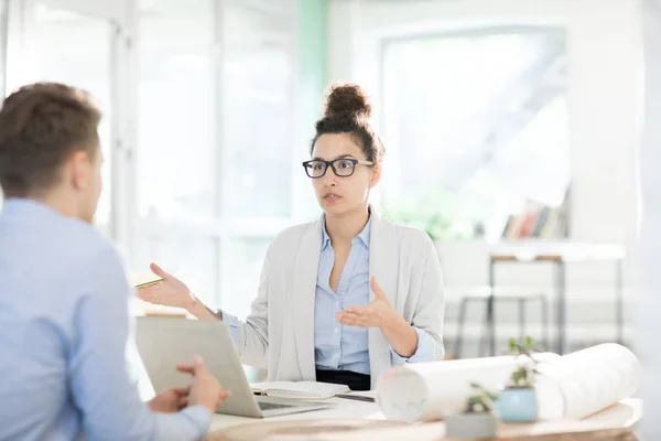 Giovane Esperta Donna Fiduciosa Che Spiega Sua Collega Suo Punto — Foto Stock