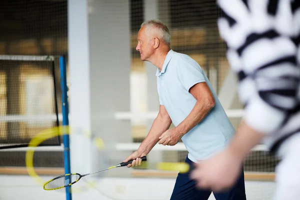 Uno Los Jugadores Bádminton Ropa Deportiva Mirando Volante Movimiento Antes — Foto de Stock