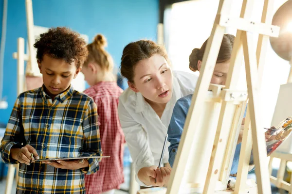 Junge Lehrerin Steht Hinter Einer Der Schülerinnen Und Berät Sich — Stockfoto