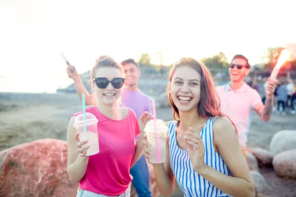 Ridere Ragazze Adolescenti Con Bevande Divertirsi Godersi Festa Spiaggia Con — Foto Stock