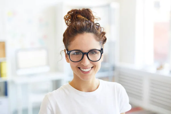 Gözlük Beyaz Shirt Mutlu Genç Kadını Size Diş Gülümseme Verir — Stok fotoğraf
