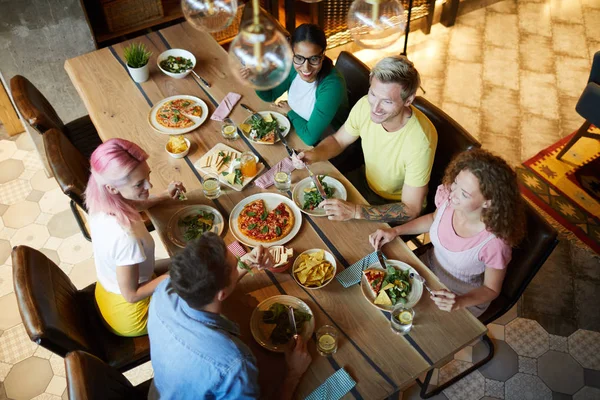 Vue Ensemble Plusieurs Jeunes Amis Assis Table Festive Dans Café — Photo