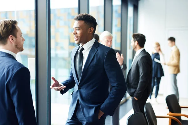 Två Interkulturella Delegater Och Deras Kollegor Bakgrunden Diskuterar Möjliga Frågor — Stockfoto