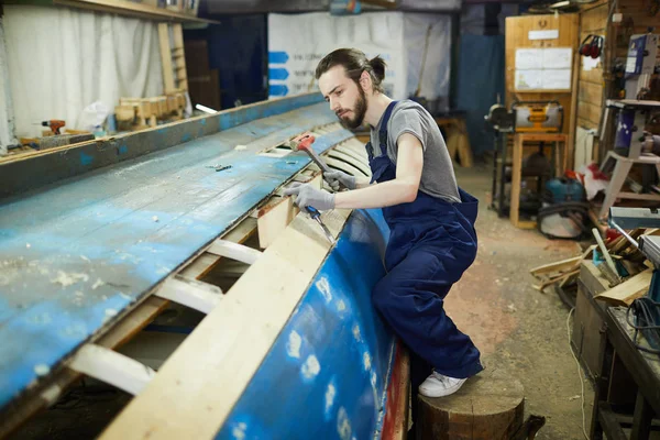 Profesjonalny Budowniczy Statków Odzieży Roboczej Młotkowania Drewnianej Płycie Budowę Statku — Zdjęcie stockowe