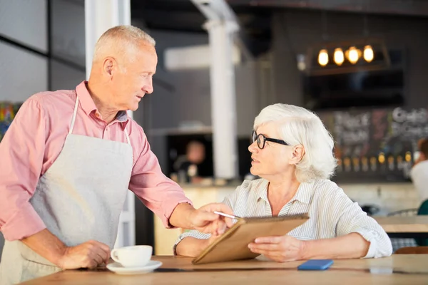 Senior Waiter Consulting One Clients Meals Menu Advising Her Something — Stock Photo, Image