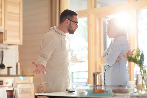 Jóvenes Casados Pareja Caucásica Discutiendo Sobre Los Deberes Del Hogar — Foto de Stock