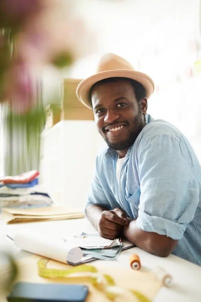 Retrato Estilista Africano Sorridente Sentado Seu Local Trabalho Com Amostras — Fotografia de Stock