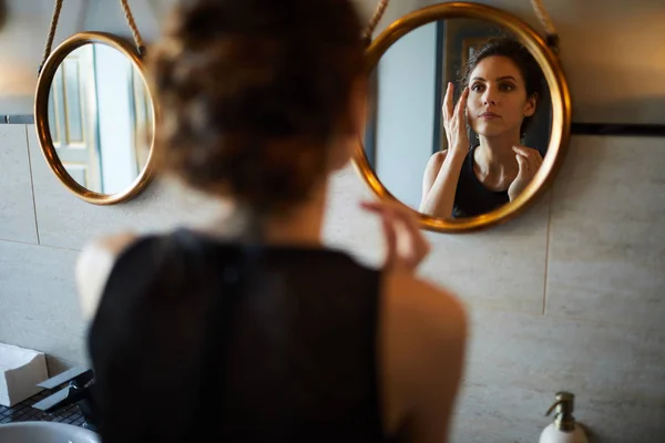 Mooie Jonge Vrouw Zoek Spiegel Verfrissende Haar Make Toilet — Stockfoto