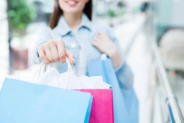 Mão Menina Segurando Sacos Papel Azul Rosa Com Presentes Roupas — Fotografia de Stock