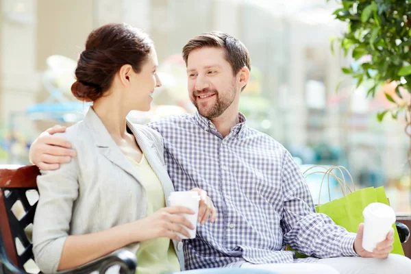 Junges Liebespaar Mit Drinks Macht Pause Nach Dem Einkauf Einkaufszentrum — Stockfoto