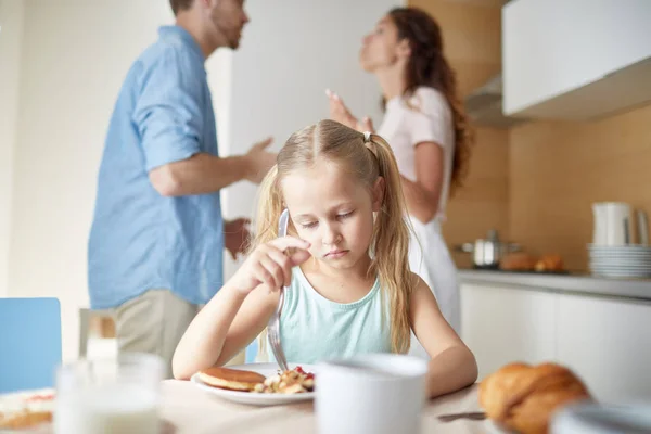Расстроенная Напряженная Маленькая Девочка Пытается Поесть Сидя Завтраком Родители Спорят — стоковое фото