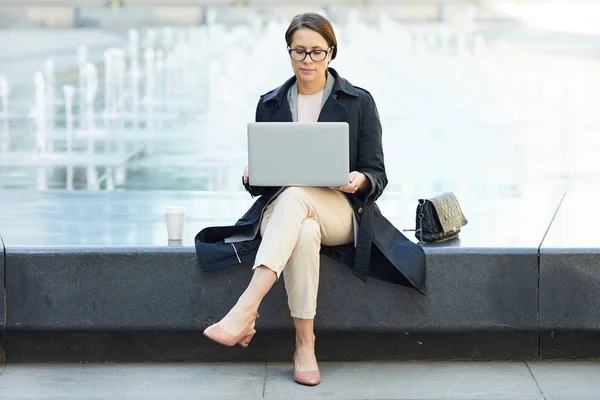 Elegant Woman Trenchcoat Suit Sitting Urban Environment Working Net — Stock Photo, Image