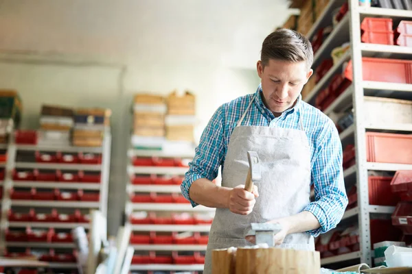 Artesanato Jovem Com Handtool Martelando Mármore Pedra Peça Trabalho Sua — Fotografia de Stock