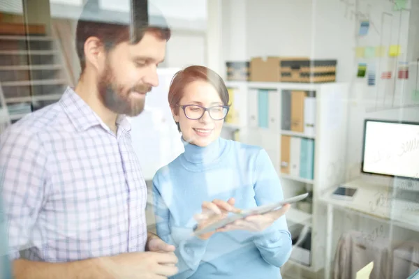 Jonge Bankier Wijzend Touchpad Scherm Terwijl Het Maken Van Presentatie — Stockfoto