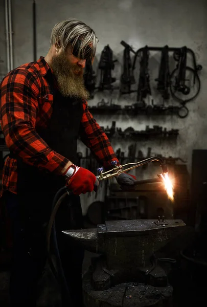 Forgeron Barbu Vêtements Travail Travaillant Avec Outil Main Soudage Tout — Photo