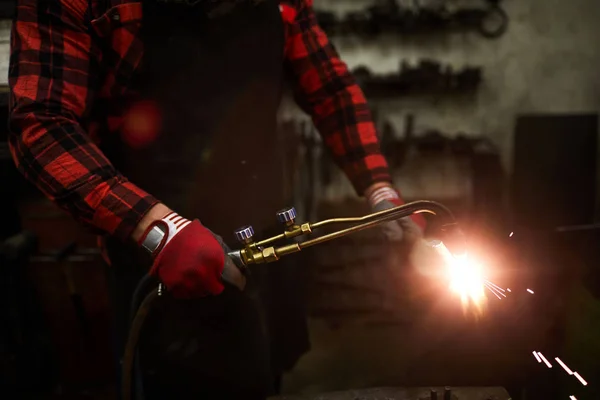 Close Van Onherken Bare Smid Handschoenen Met Behulp Van Gas — Stockfoto