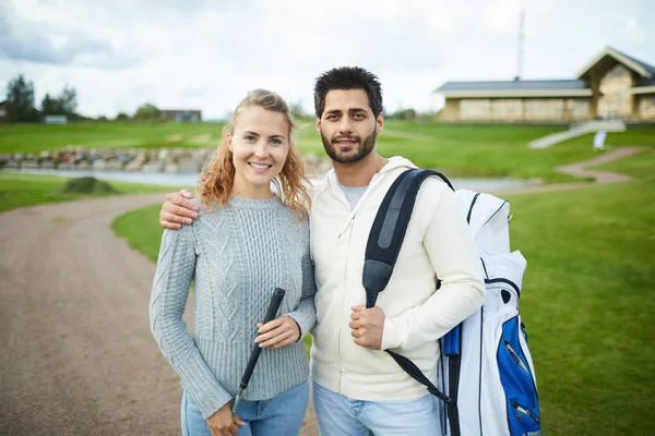 Glückliches Junges Liebespaar Freizeitkleidung Beim Golfspielen Mit Ausrüstung — Stockfoto