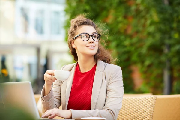 Young Attractive Businesswoman Having Tea Networking Summer Day Outdoors — ストック写真