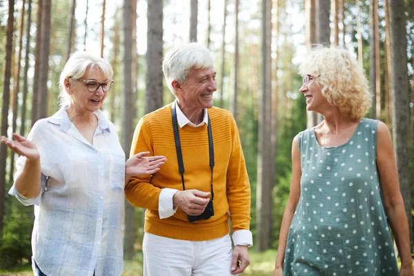 Senior Man Med Photocamera Och Två Lyckliga Kvinnor Diskuterar Var — Stockfoto