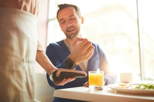 Ung Man Betalar För Sin Beställning Restaurang Genom Smartwatch Samtidigt — Stockfoto