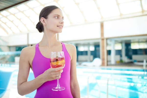 Jovem Mulher Lilás Monokini Segurando Coquetel Enquanto Relaxa Centro Spa — Fotografia de Stock