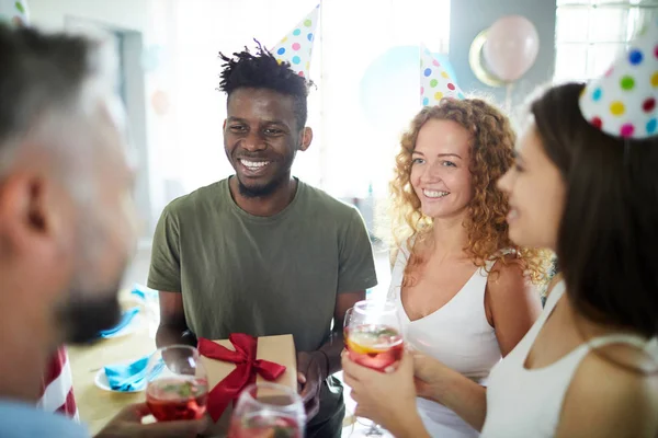 Felices Jóvenes Interculturales Con Bebidas Divirtiéndose Brindando Fiesta Cumpleaños — Foto de Stock