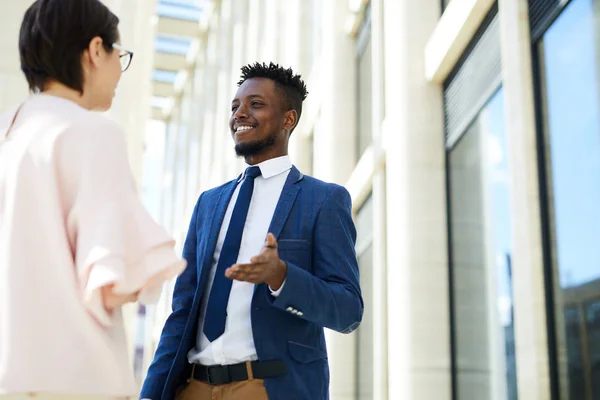 Dois Jovens Gestores Interculturais Formalwear Tendo Discussão Pontos Negócios Ambiente — Fotografia de Stock