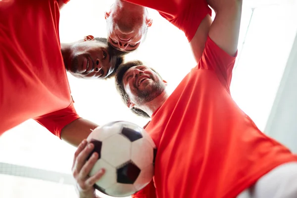 Drei Junge Fußballer Stehen Kopf Kopf Und Symbolisieren Die Einheit — Stockfoto