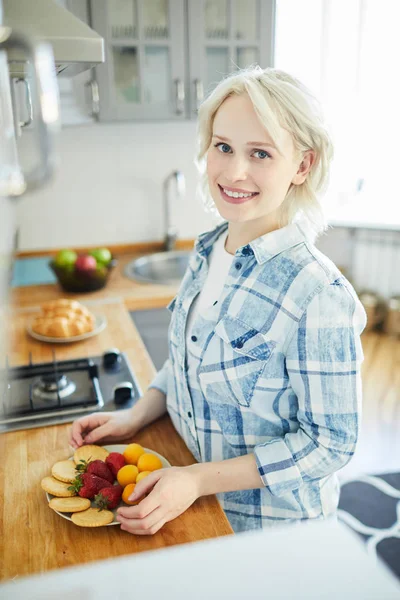 Young Woman Preparing Fresh Fruits Crackers Breakfast Kitchen — 스톡 사진