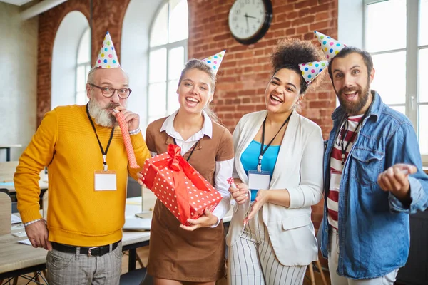 オフィスで一緒に楽しみながらあなたを見て誕生日キャップの喜びの同僚 — ストック写真