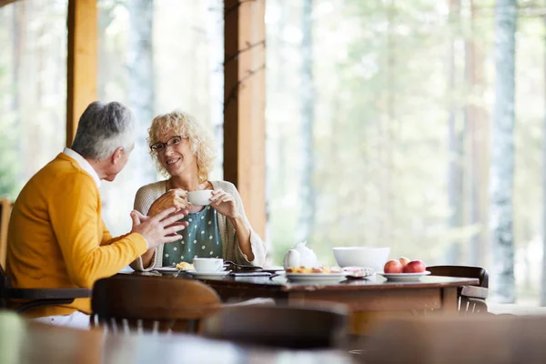 Positieve Mooie Volwassen Paar Casual Kleding Zittend Aan Tafel Het — Stockfoto