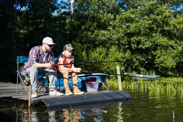 Dad Son Fishing Lake Countryside Sitting Fishing Rods Waiting Catch — Stock Photo, Image