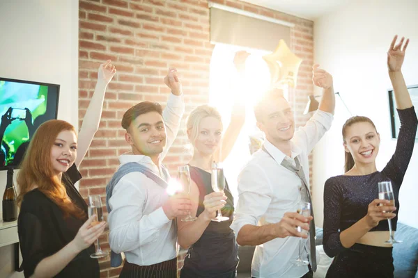 Gelukkige Jongens Meisjes Met Verhoogde Handen Dansen Met Champagne Tijdens — Stockfoto