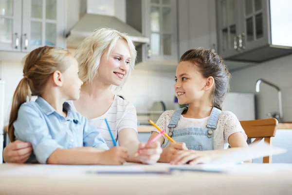 Duas Garotas Bonitas Conversando Com Sua Mãe Enquanto Desenha Cozinha — Fotografia de Stock