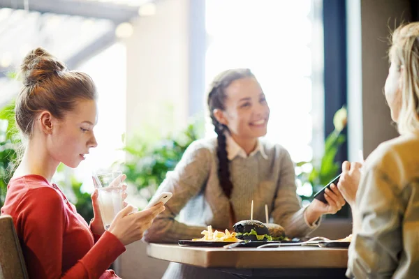 Chica Con Mensajes Texto Bebida Teléfono Inteligente Con Sus Dos — Foto de Stock