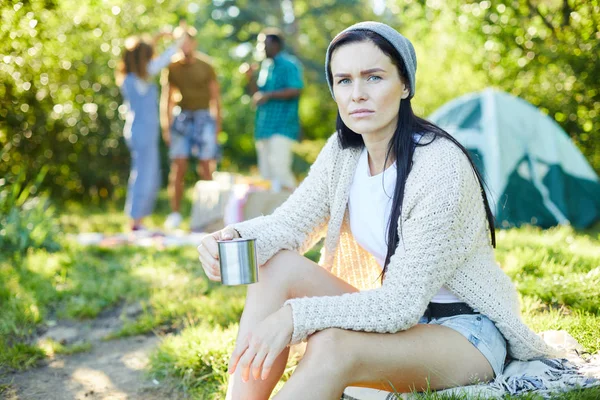 Young Casual Woman Mug Hot Tea Sitting Alone While Her — Stock Photo, Image