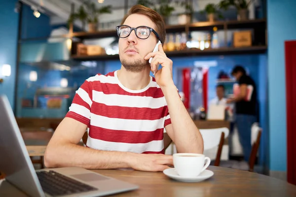 Young Man Smartphone Making Appointment Client While Sitting Cafe — 스톡 사진