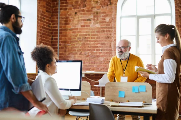 Senior Businessman Talking His Young Subordinates Discussion News Briefing Office — Stock Photo, Image