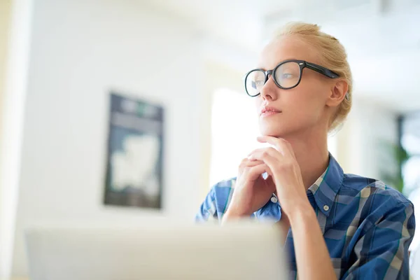 Giovane Studente Pensieroso Occhiali Camicia Scacchi Blu Pensando Alle Idee — Foto Stock