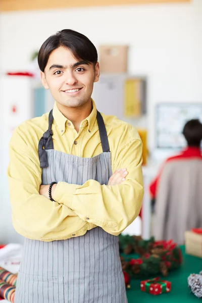 Joven Hombre Sonriente Delantal Cruzando Sus Brazos Pecho Estudio Diseño —  Fotos de Stock