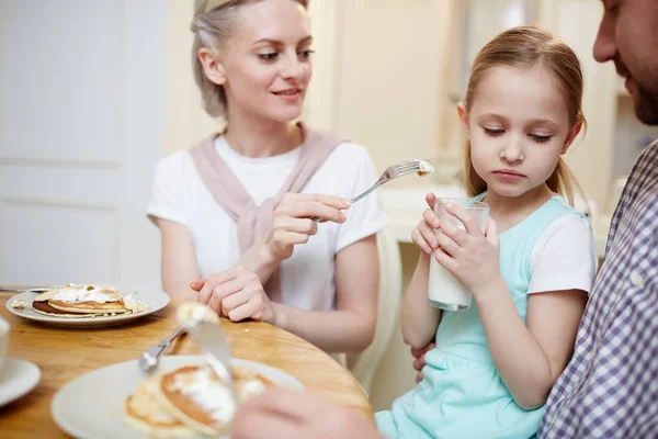 Triste Menina Doente Segurando Copo Leite Recusando Comida Enquanto Sua — Fotografia de Stock