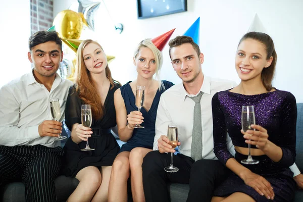 自宅で誕生日パーティーでシャンパンで乾杯スマートな服装で華やかな女の子と男 — ストック写真