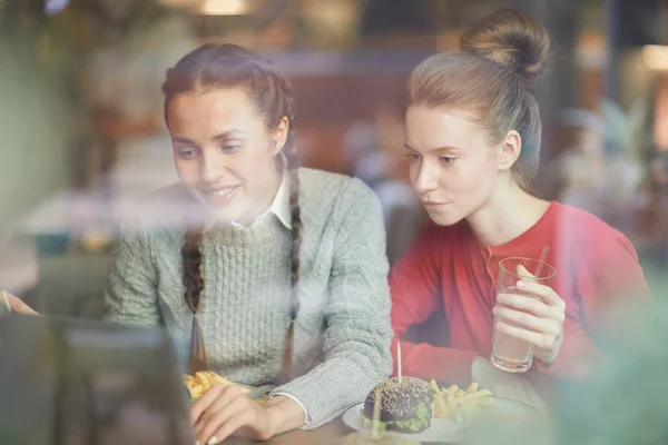 Duas Meninas Adolescentes Bonitos Sentados Café Fast Food Frente Laptop — Fotografia de Stock