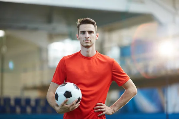 Chico Serio Uniforme Fútbol Manteniendo Una Mano Cintura Mientras Sostiene —  Fotos de Stock