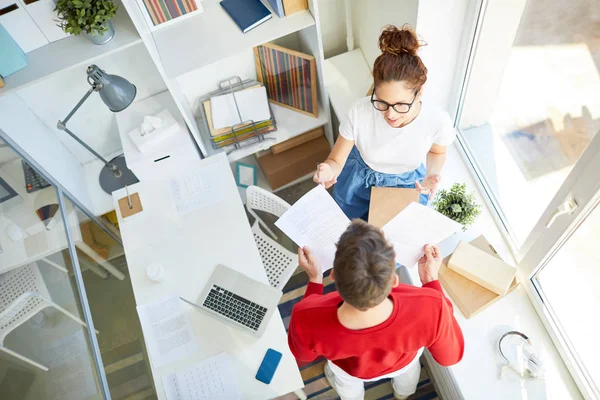 Deux Jeunes Économistes Discutant Documents Idées Tout Travaillant Bureau — Photo