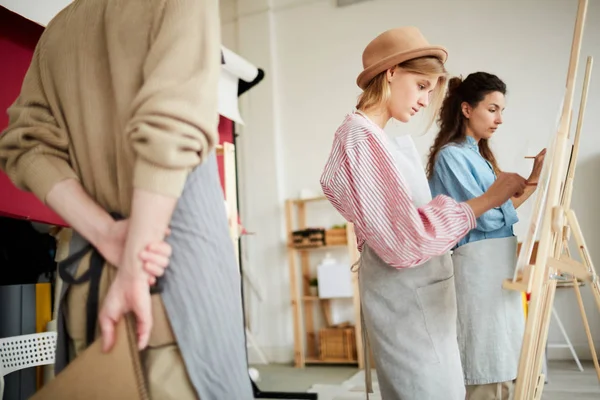 Twee Meisjes Schorten Schilderij Door Ezels Les Met Hun Leraar — Stockfoto