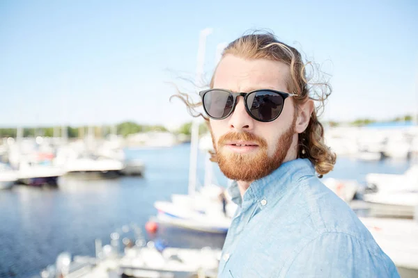 Contenido Guapo Joven Barbudo Hombre Gafas Sol Visitando Club Náutico — Foto de Stock