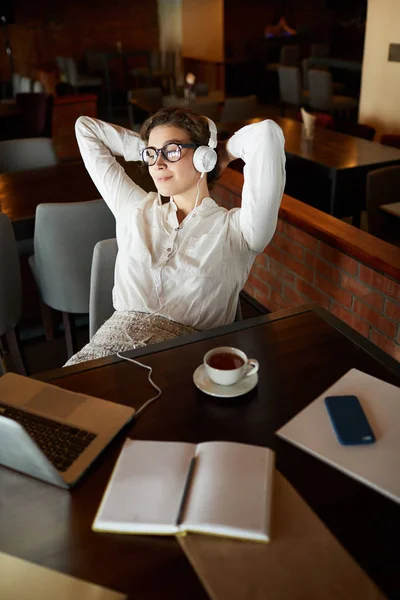 Jonge Ontspannen Fremale Luisteren Naar Muziek Hoofdtelefoon Tijdens Het Zitten — Stockfoto